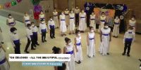  de colores students performing 